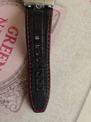 Reloj de pulsera negro y plateado