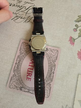 Reloj de pulsera negro y plateado