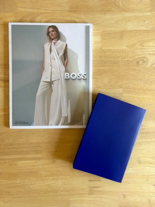2 Revistas Vogue Adria | Connor Storrie con libro