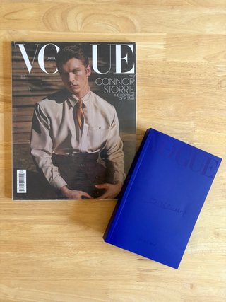 2 Revistas Vogue Adria | Connor Storrie con libro