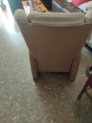 Sillón orejero beige tela.