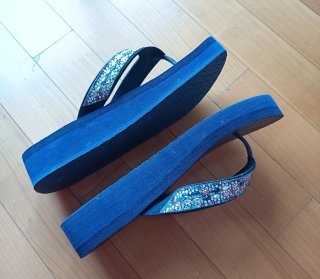 Infradito blu con glitter multicolore