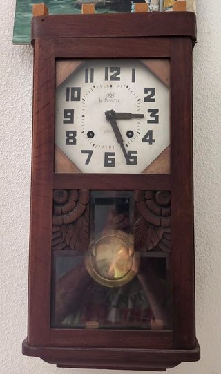 Reloj de pared antiguo de madera