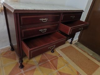 Cómoda de madera con tapa de mármol