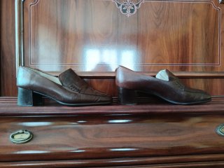 Zapatos de piel marrones con tacón