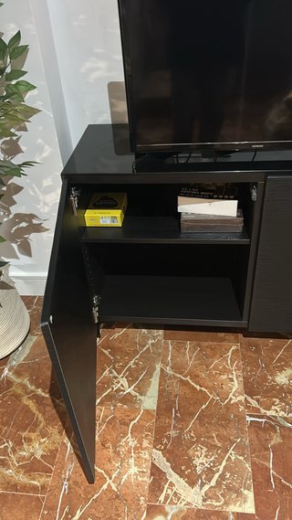 Mueble TV negro y cristal con puertas