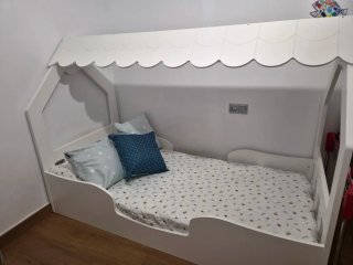 Cama casita y regalo mesa y sillas