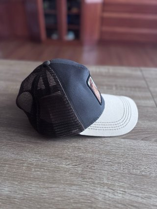 Gorra Trucker Beast Beige y Negra