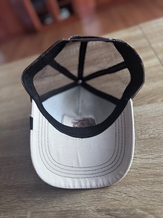 Gorra Trucker Beast Beige y Negra