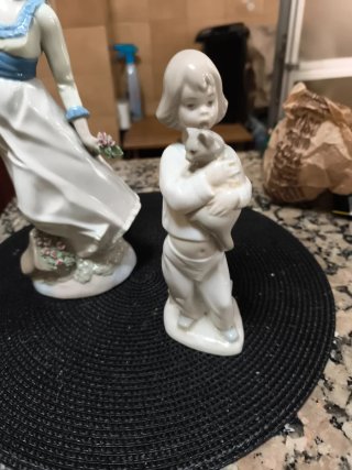 Figuras de porcelana mujer y niño