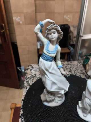 Figuras de porcelana mujer y niño