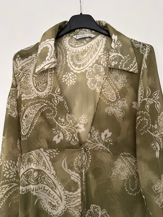 Kaftán  STRADIVARIUS verde y beige talla S