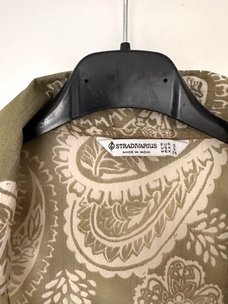 Kaftán  STRADIVARIUS verde y beige talla S