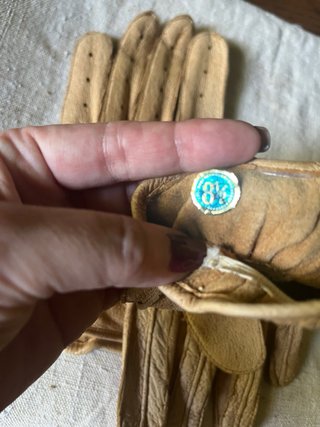 Guantes de piel beige perforados