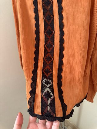 Blusa naranja vintage con encaje negro