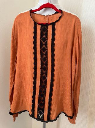 Blusa naranja vintage con encaje negro