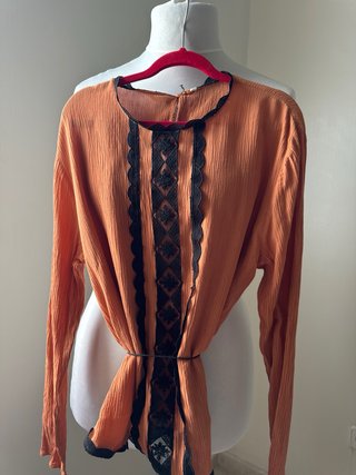 Blusa naranja vintage con encaje negro