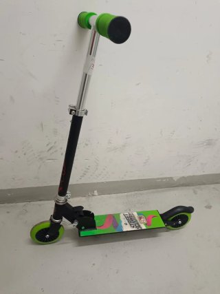 Patinete infantil verde y negro