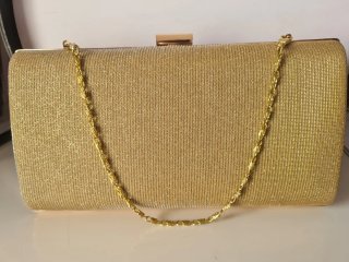 Bolso de fiesta dorado con cadena