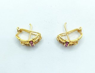Pendiente de oro de 18k con piedras, 6.15 g.