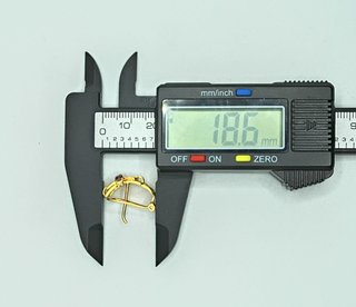 Pendiente de oro de 18k con piedras, 6.15 g.