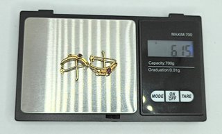 Pendiente de oro de 18k con piedras, 6.15 g.