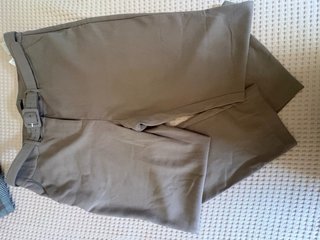 Pantalón Cortefiel beige con cinturón