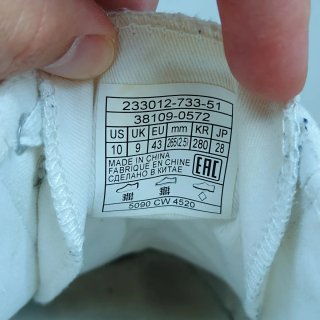 Zapatos Levi's Blancos con Detalles Rojos