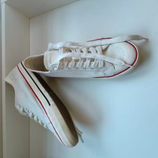 Zapatos Levi's Blancos con Detalles Rojos