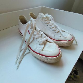 Zapatos Levi's Blancos con Detalles Rojos