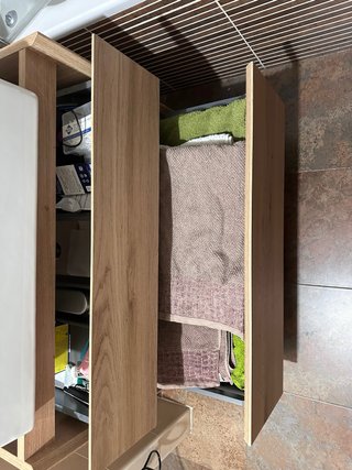 Mueble de baño de madera de bauhaus.