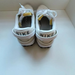 Zapatillas Nike Beige y Blancas