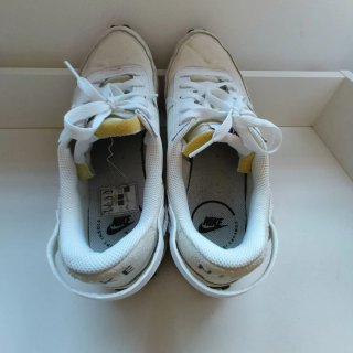Zapatillas Nike Beige y Blancas