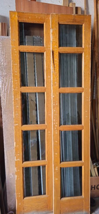 Puerta de roble acristalada