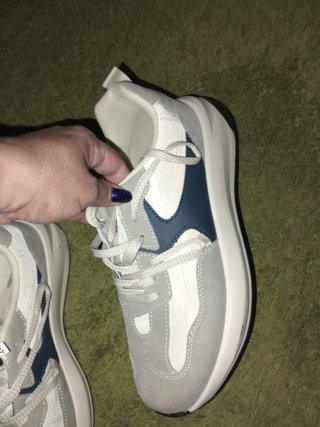 Zapatillas deportivas blancas ,gris y azules.