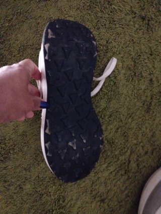 Zapatillas deportivas blancas ,gris y azules.