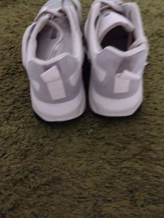 Zapatillas deportivas blancas ,gris y azules.