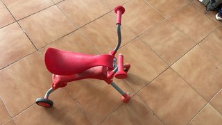 Correpasillos rojo con ojos divertidos