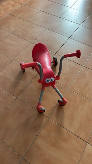 Correpasillos rojo con ojos divertidos