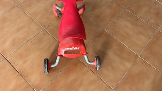 Correpasillos rojo con ojos divertidos