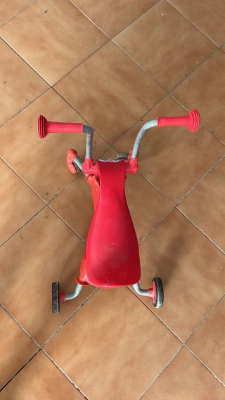 Correpasillos rojo con ojos divertidos