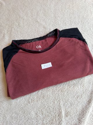 Camiseta Raglan bicolor C&A granate y negro