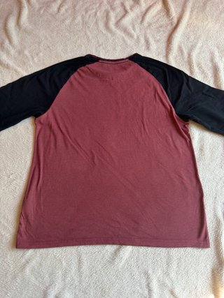 Camiseta Raglan bicolor C&A granate y negro