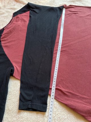 Camiseta Raglan bicolor C&A granate y negro