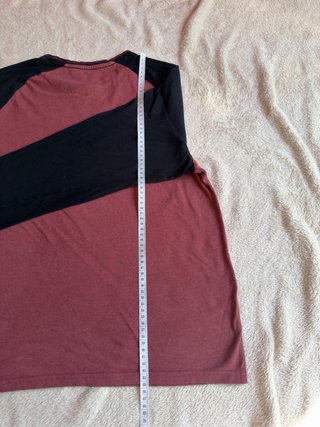 Camiseta Raglan bicolor C&A granate y negro