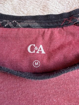 Camiseta Raglan bicolor C&A granate y negro