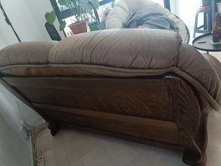 Sofá de piel marrón con detalles de madera