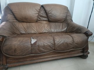 Sofá de piel marrón con detalles de madera