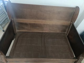 Sofá de piel marrón con detalles de madera