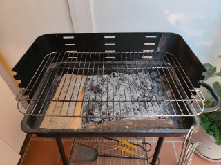 Barbacoa de metal negra. Poco uso. 60x40